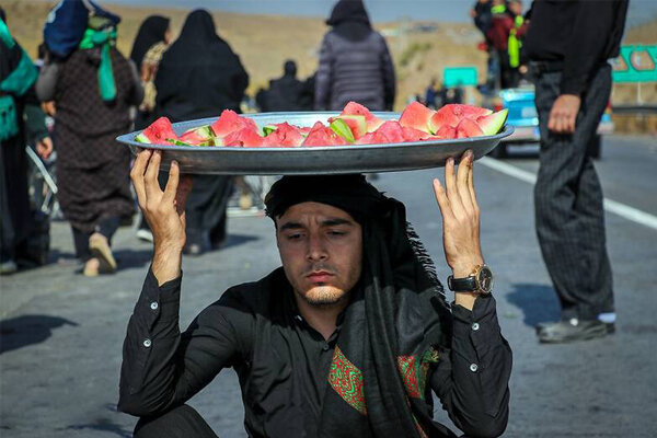 اهدای ۱۱ تن هندوانه توسط کشاورزان به موکبهای مسیر پیادهروی اربعین
